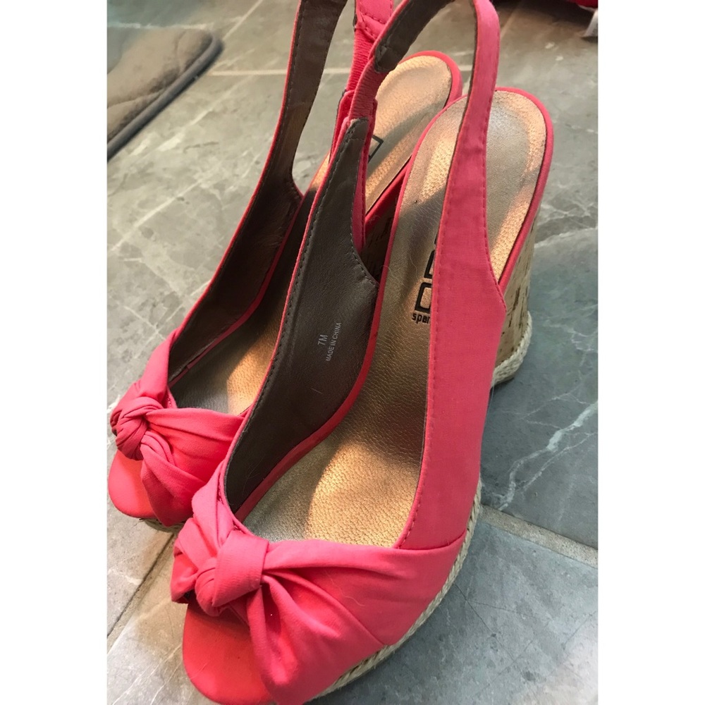 Moda Spana coral wedges